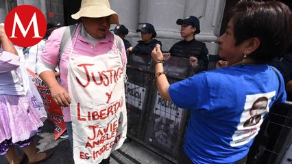 Madres de reos se encadenan a las vallas de Palacio de Gobierno en Edomex