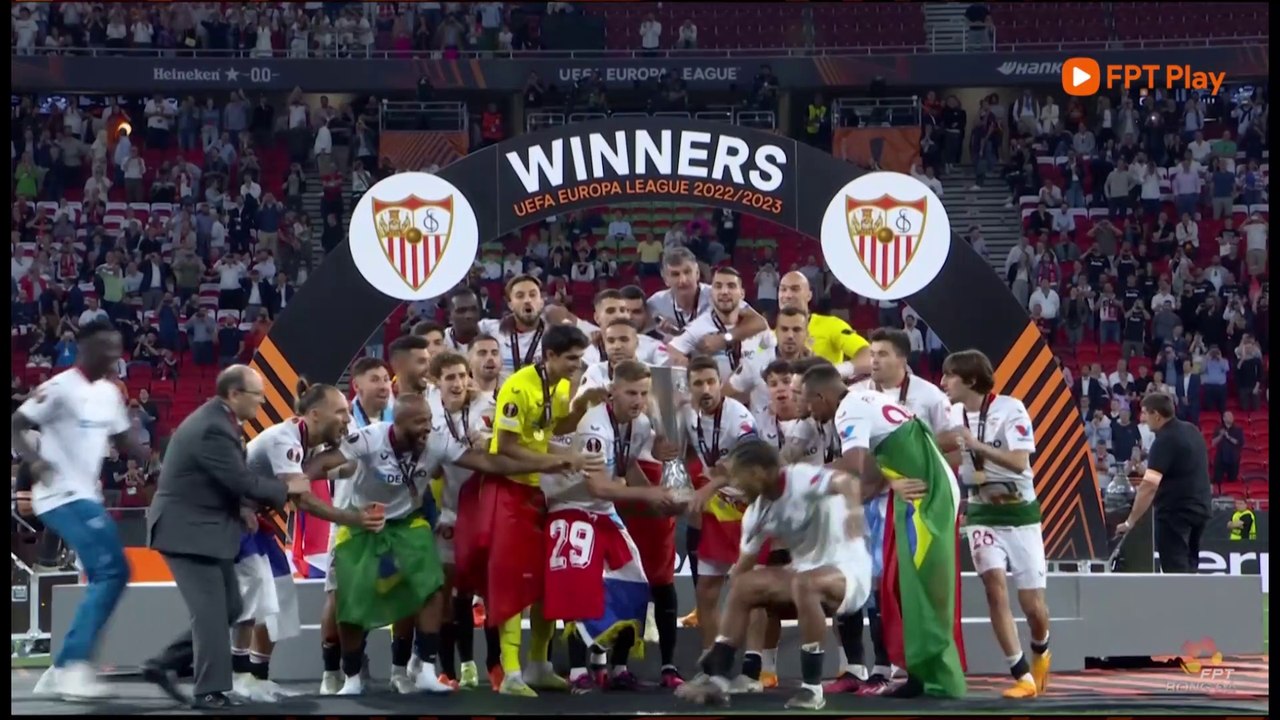 Kings of Europa League! Sevilla's trophy lift #UEL 22/23