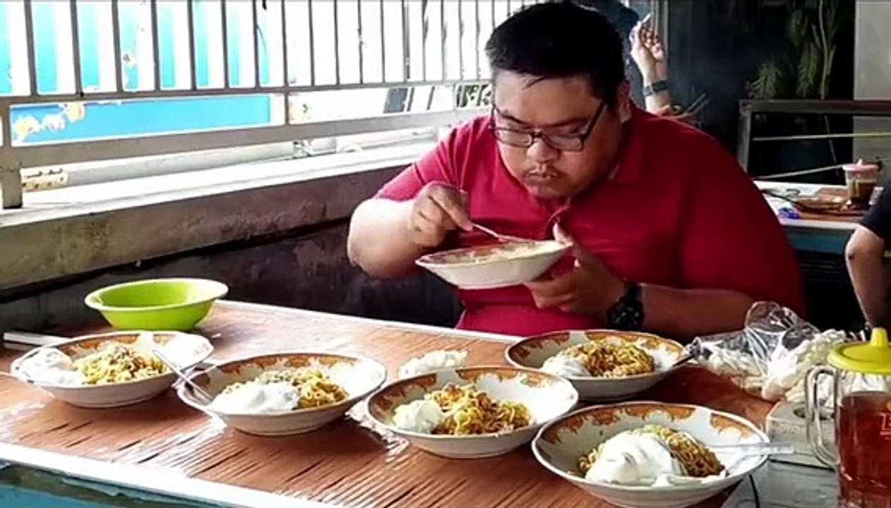 Mukbang 7 packs of spicy fried indomie