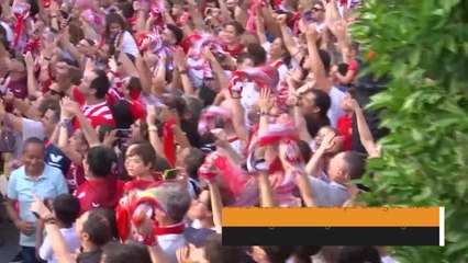 Sevilla celebrate title with city bus parade
