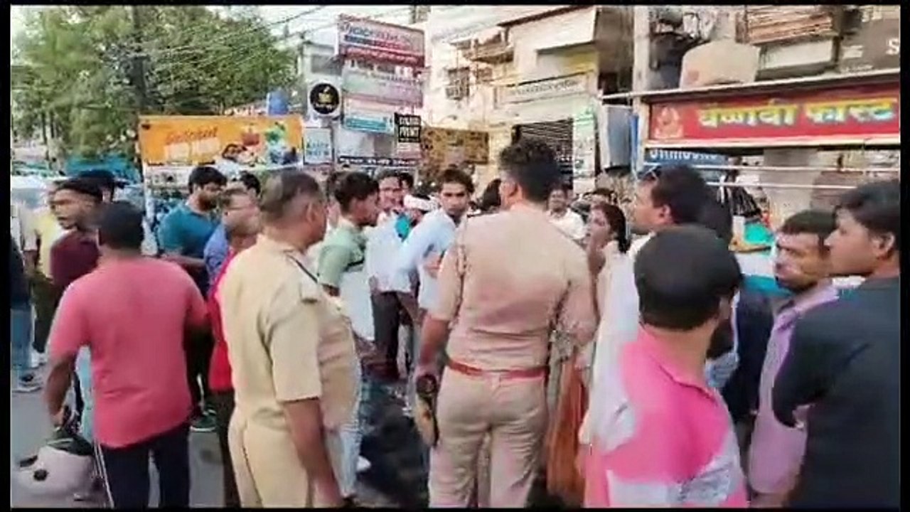 Video : गर्लफ्रेंड को रोमांस करना भारी पड़ा, बीवी ने चप्पल से पीटा, झूठ बोलकर घर से निकला था पति