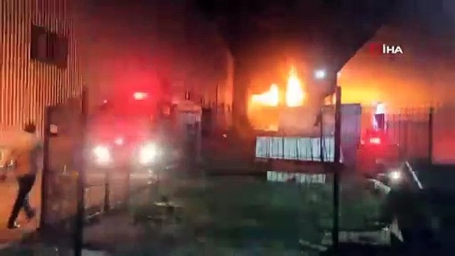 Fabrikada büyük yangın! Alevler geceyi gündüze çevirdi