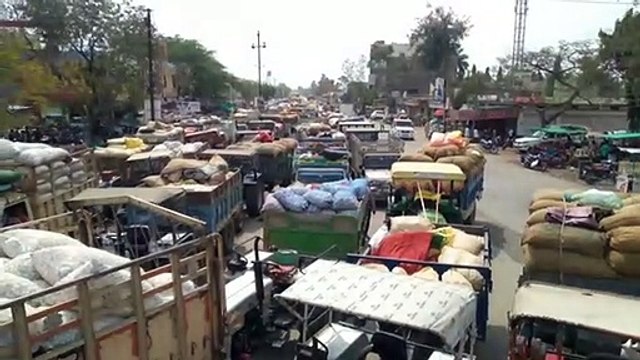 मंडी में प्रवेश के दौरान कर्मचारियों ने किसान को पीटा, हंगामें के बाद गेट से दो कर्मचारियों को हटाया