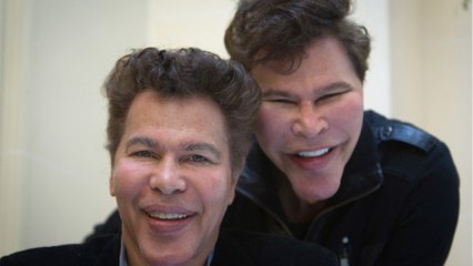 GALA VIDEO - Igor et Grichka Bogdanoff, des tombeurs, un ami raconte : “Les plus belles filles de Paris circulaient”