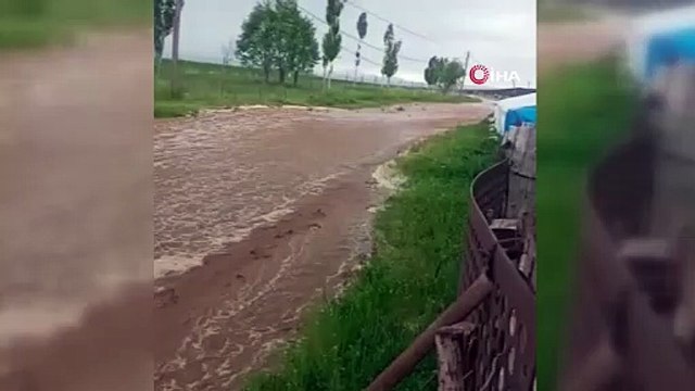 Sağanak sele dönüştü, tarım arazileri zarar gördü