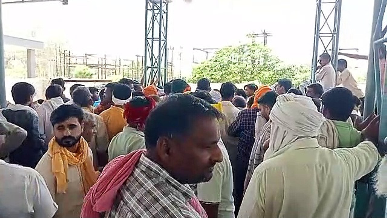 नगद भुगतान न मिलने पर किसानों ने किया हंगामा, नहीं हुई डाक बोली