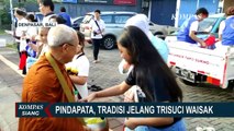 Tradisi Pindapata, Umat Budha Denpasar Menunggu di Pinggir Jalan, Berderma Makanan ke Para Biksu