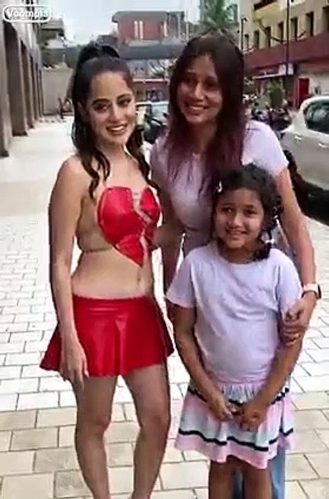 Baap re sabko Urfi Javed ke saath photos chaiyye Even her little fan!! "Yeh kya fook ke