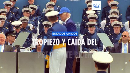 Biden tropieza y se cae al suelo durante una ceremonia en una academia militar