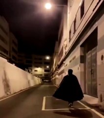 'Batman' apaga linhas de estacionamento na Gran Canaria. As imagens