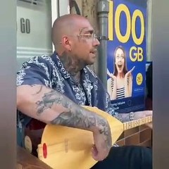 Bağlama çalan Ezhel Zazaca şarkı söyledi