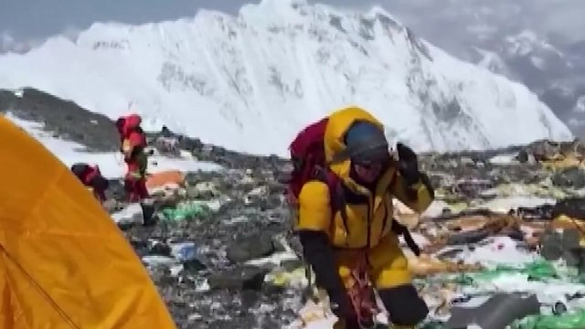 에베레스트 곳곳 쓰레기로 몸살...올해만 13톤 청소 / YTN