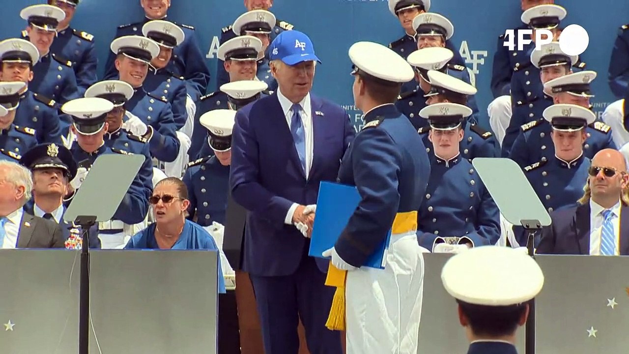 Biden stürzt auf Bühne: Unangenehmer Moment für US-Präsidenten