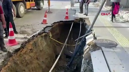 Elazığ'da Temizlik Aracı Çöken Yola Devrildi