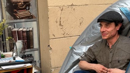 À la rue, Farid décore son abri « pour le rendre vivable »
