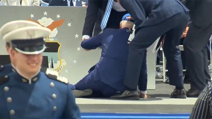 Biden se tropieza y cae al suelo durante una ceremonia en una academia militar
