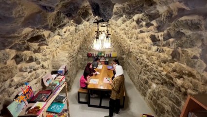 شابة تنشئ مكتبة بالخليل لتعزيز الهوية الفلسطينية