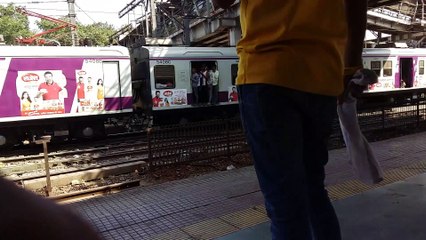 देखिए मुंबई लोकल ट्रेन का हाल किस प्रकार लोग जान से खेलते है।