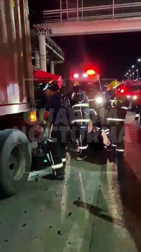 #Preliminar Un aparatoso choque tuvo lugar sobre Periférico Nuevo, a la altura de la colonia Los Amiales de Tonalá. Un hombre terminó prensado tras chocar su camioneta contra un tráiler #GuardiaNocturna