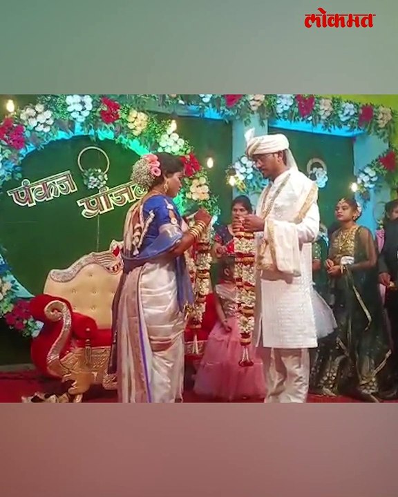 चक्क संविधान हातात घेऊन केले विवाह_1