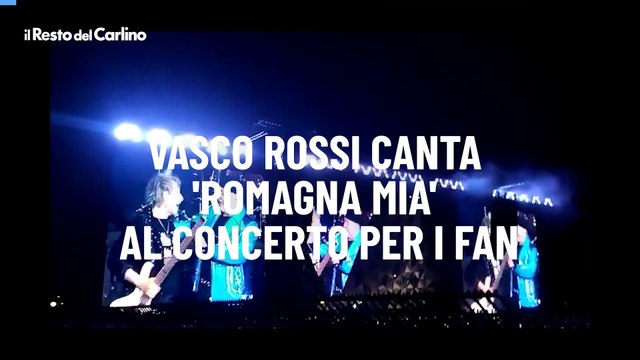 Vasco Rossi canta 'Romagna mia' al concerto per i fan: il video