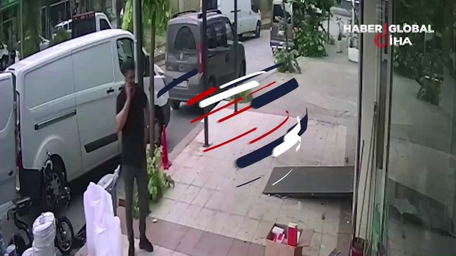 İzmir'de şaka gibi olay kameraya yansıdı! Yolda yürürken boynuna kablo düştü