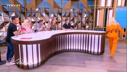 Ελένη Μενεγάκη: Η ασχολία της στην Άνδρο και... το μποστάνι της