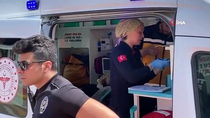 Sakarya'da kaza: Vatandaşlar tarafından devrilen hafif ticari araç düzeltildi