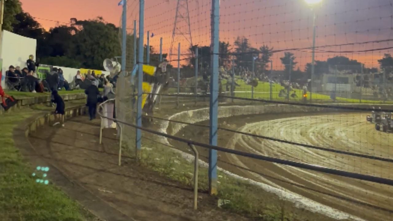 Unbelievable Sprint car crash occurs at Waikaraka Park during the racing tournament