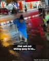 “Kiếp nạn thứ 82” của Dương Lâm khi quay clip giải trí với vợ: Bị nói vô tâm vì để bà xã đội mưa làm việc, vác hàng nặng, thậm chí bật ngửa vẫn còn đùa | Điện Ảnh Net