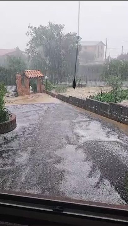Bomba d'acqua flagella il Cosentino