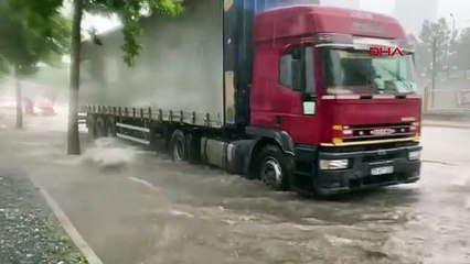 İzmir'deki Sağanak Etkili Oldu yollar göle döndü