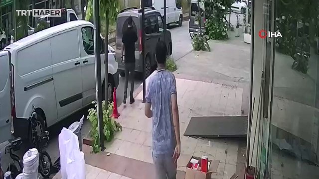 Yolda yürürken boynuna kablo geçti