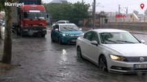 İzmir'de yağış nedeni ile cadde ve sokaklarda su birikintileri oluştu