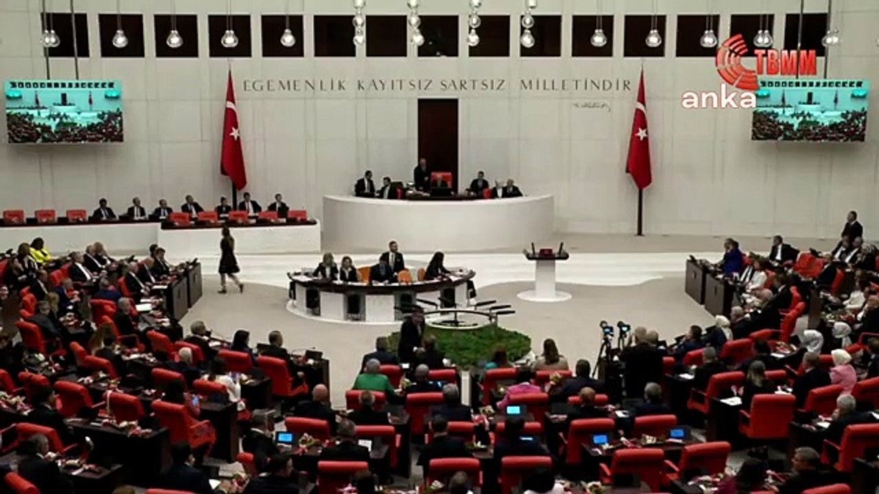 TBMM'de Milletvekili Yemin Töreninde Atatürk İçin Saygı Duruşu