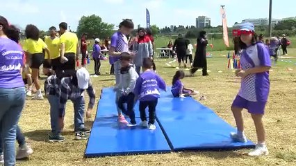 DES ATHLÈTES BÉNÉVOLES RENCONTRENT DES PERSONNES AYANT DES BESOINS SPÉCIAUX AU FESTIVAL