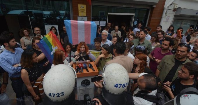 Tehdit edildikleri için piknikleri engellenen LGBTİ'ların basın açıklamasına polis müdahale etti