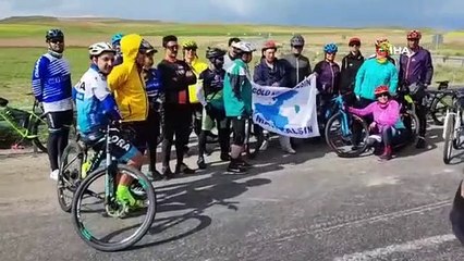 Des touristes iraniens ont pédalé pour attirer l'attention sur le lac de Van