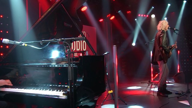 Louis Bertignac interprète Allez vite ! dans le Grand Studio RTL