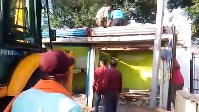 कन्वेंशन सेंटर बनाने में रोड़ , तोड़ी सड़क किनारे 55 अवैध दुकान और 35 गुमटियां