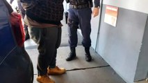 Homem é detido pela GM após furtas bebidas em supermercado