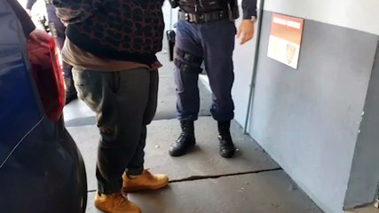 Homem é detido pela GM após furtas bebidas em supermercado