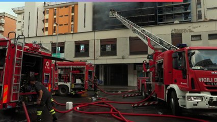 A fuoco palazzo in ristrutturazione: morti e feriti