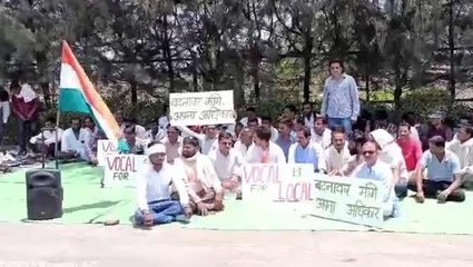धार: सीमेंट फैक्ट्री के सामने धरने पर बैठे कांग्रेसी,जानिए क्या है प्रदर्शन का कारण