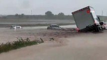 Texas'ta sel: Otoyol nehre döndü
