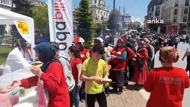 File d'attente de pain aux boulettes de viande gratuite à Bolu