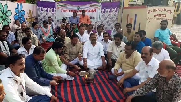 कांग्रेस ने यज्ञ में आहुतियां देकर कहा भ्रष्ट है भाजपा सरकार