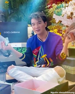 Những lần khán giả chơi sộp, chi tiền đậm cho nghệ sĩ: Đàm Vĩnh Hưng sung sướng khi được fan tặng hộp quà chứa 2 tỷ tiền mặt | Điện Ảnh Net