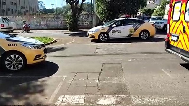 Duas pessoas ficam feridas após colisão entre carro e Biz na região central de Umuarama