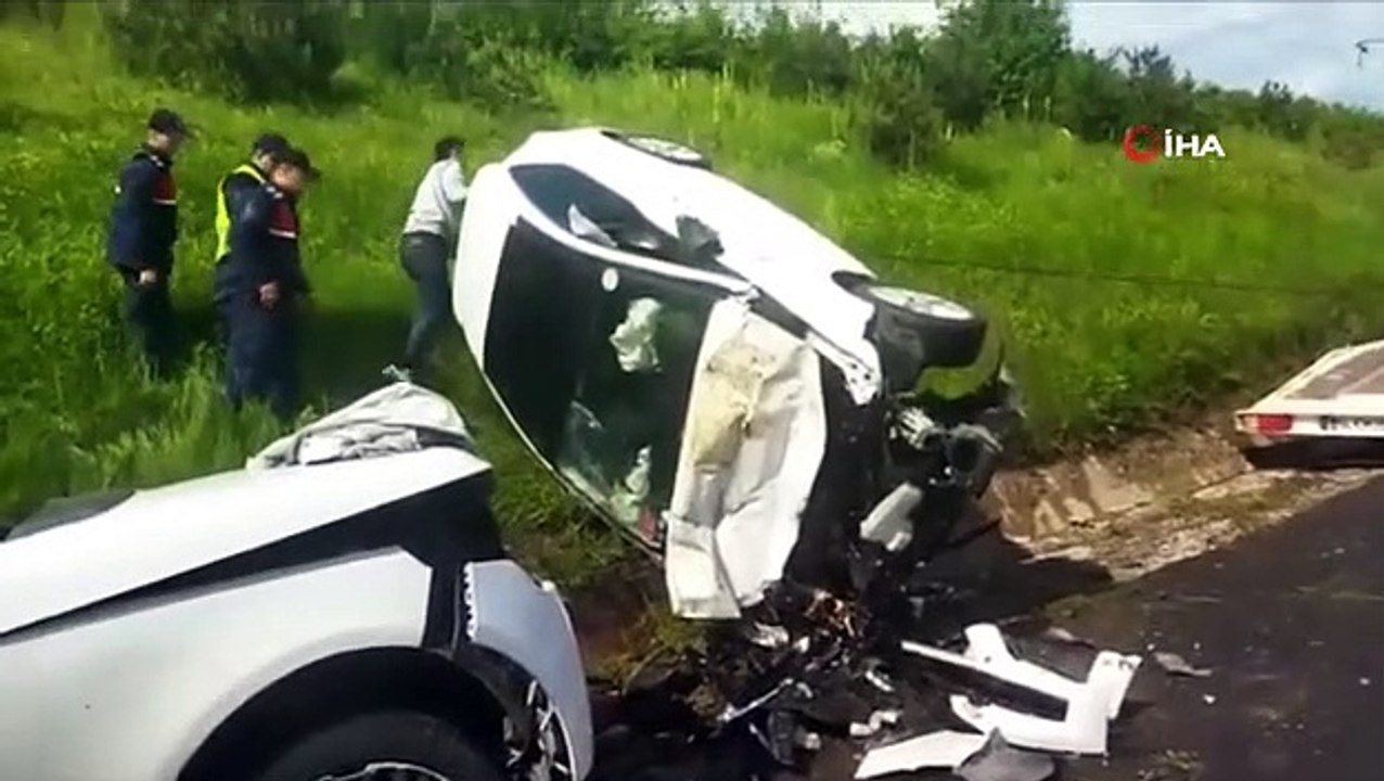 Jeep prise dans une flaque d'eau tournée en sens inverse sur la route： 3 blessés